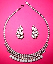 a beautiful vintage costume jewelry Brooch unsigned