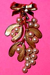 a beautiful vintage costume jewelry Brooch unsigned