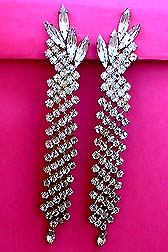 a beautiful vintage costume jewelry necklace unsigned