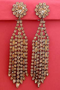 a beautiful vintage costume jewelry Brooch unsigned