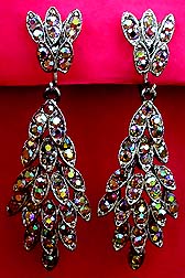 a beautiful vintage costume jewelry Brooch unsigned
