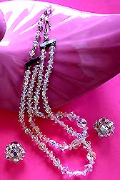 a beautiful vintage costume jewelry Brooch unsigned