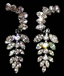 a beautiful vintage costume jewelry Brooch unsigned