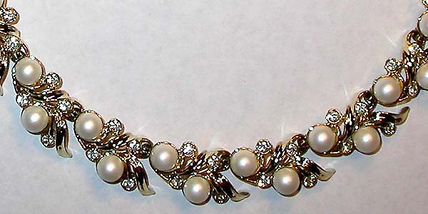 a beautiful vintage costume jewelry necklace Sarah Coventry