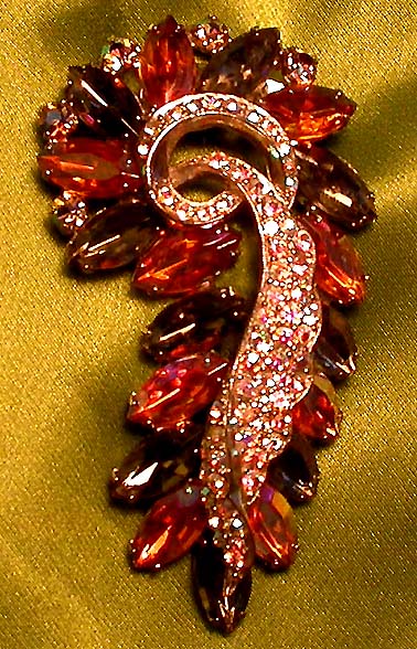 a beautiful vintage costume jewelry brooch unsigned
