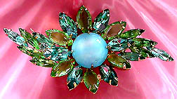 a beautiful vintage costume jewelry Brooch unsigned