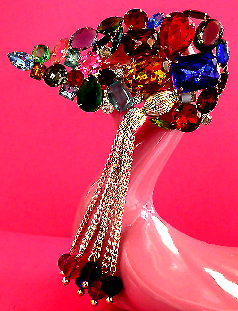 a beautiful vintage costume jewelry brooch unsigned