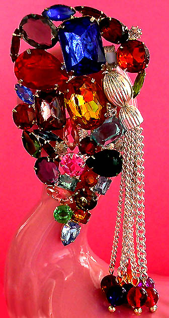 a beautiful vintage costume jewelry brooch unsigned