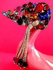a beautiful vintage costume jewelry Brooch unsigned