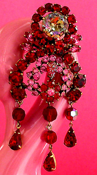 a beautiful vintage costume jewelry brooch unsigned
