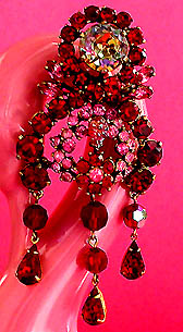a beautiful vintage costume jewelry Brooch unsigned