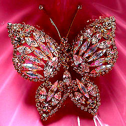 a beautiful vintage costume jewelry Brooch unsigned