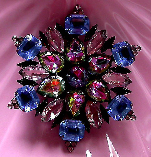 a beautiful vintage costume jewelry brooch unsigned