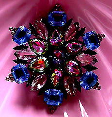 a beautiful vintage costume jewelry Brooch unsigned