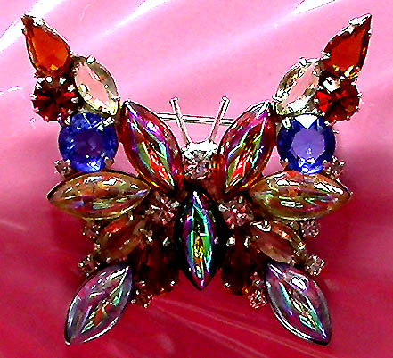 a beautiful vintage costume jewelry brooch unsigned