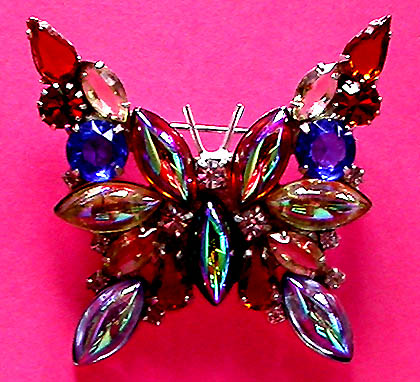 a beautiful vintage costume jewelry brooch unsigned