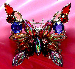 a beautiful vintage costume jewelry Brooch unsigned