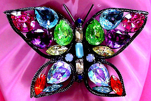 a beautiful vintage costume jewelry brooch unsigned
