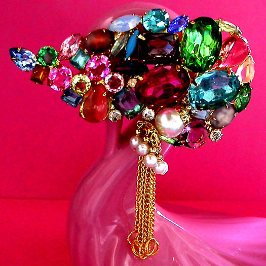 a beautiful vintage costume jewelry brooch unsigned