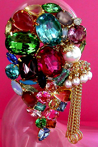 a beautiful vintage costume jewelry brooch unsigned