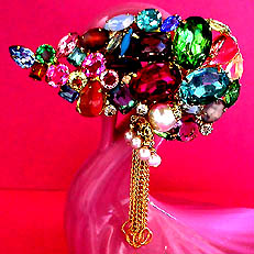 a beautiful vintage costume jewelry Brooch unsigned
