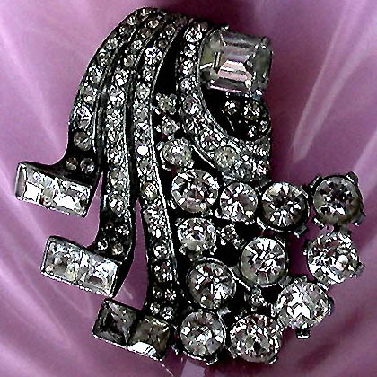 a beautiful vintage costume jewelry brooch unsigned