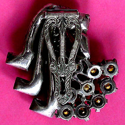 a beautiful vintage costume jewelry brooch unsigned