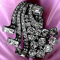a beautiful vintage costume jewelry Brooch unsigned