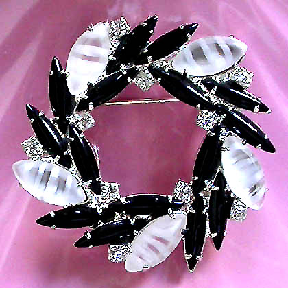 a beautiful vintage costume jewelry brooch unsigned