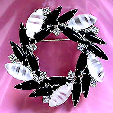 a beautiful vintage costume jewelry Brooch unsigned