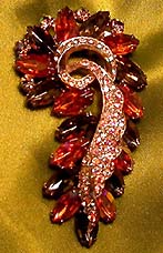a beautiful vintage costume jewelry Brooch unsigned