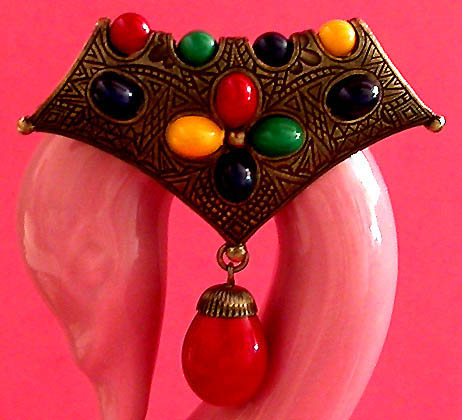 a beautiful vintage costume jewelry brooch unsigned