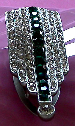 a beautiful vintage costume jewelry brooch unsigned