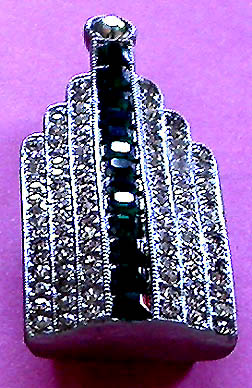 a beautiful vintage costume jewelry brooch unsigned