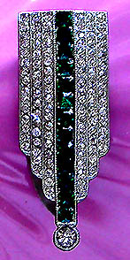 a beautiful vintage costume jewelry Brooch unsigned
