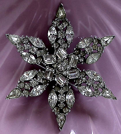 a beautiful vintage costume jewelry brooch unsigned