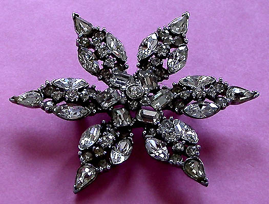 a beautiful vintage costume jewelry brooch unsigned