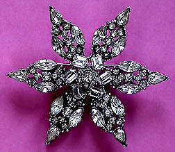 a beautiful vintage costume jewelry Brooch unsigned