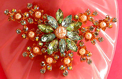 a beautiful vintage costume jewelry brooch unsigned