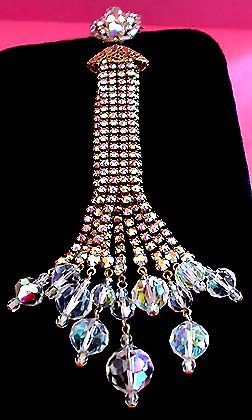 a beautiful vintage costume jewelry brooch unsigned