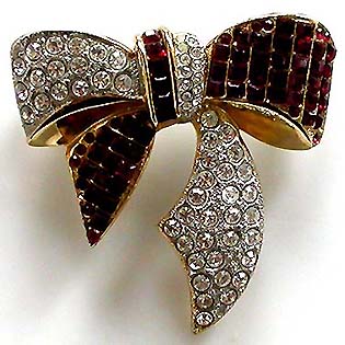 a beautiful vintage costume jewelry brooch unsigned