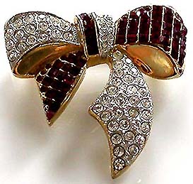 a beautiful vintage costume jewelry brooch unsigned