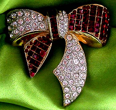 a beautiful vintage costume jewelry brooch unsigned