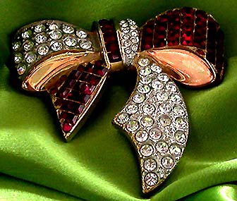 a beautiful vintage costume jewelry brooch unsigned
