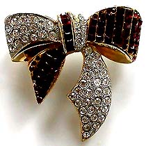 a beautiful vintage costume jewelry Brooch unsigned