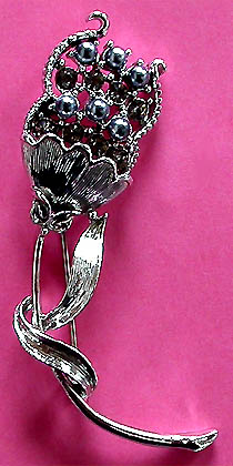 a beautiful vintage costume jewelry brooch unsigned