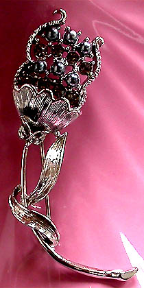 a beautiful vintage costume jewelry brooch unsigned