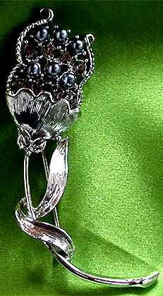 a beautiful vintage costume jewelry brooch unsigned