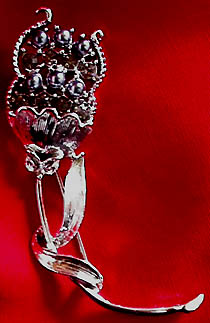 a beautiful vintage costume jewelry brooch unsigned