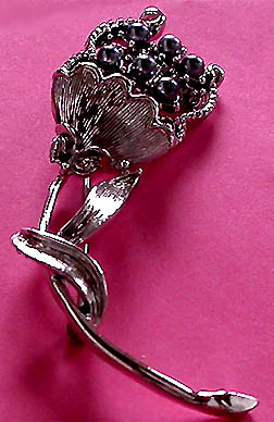 a beautiful vintage costume jewelry brooch unsigned